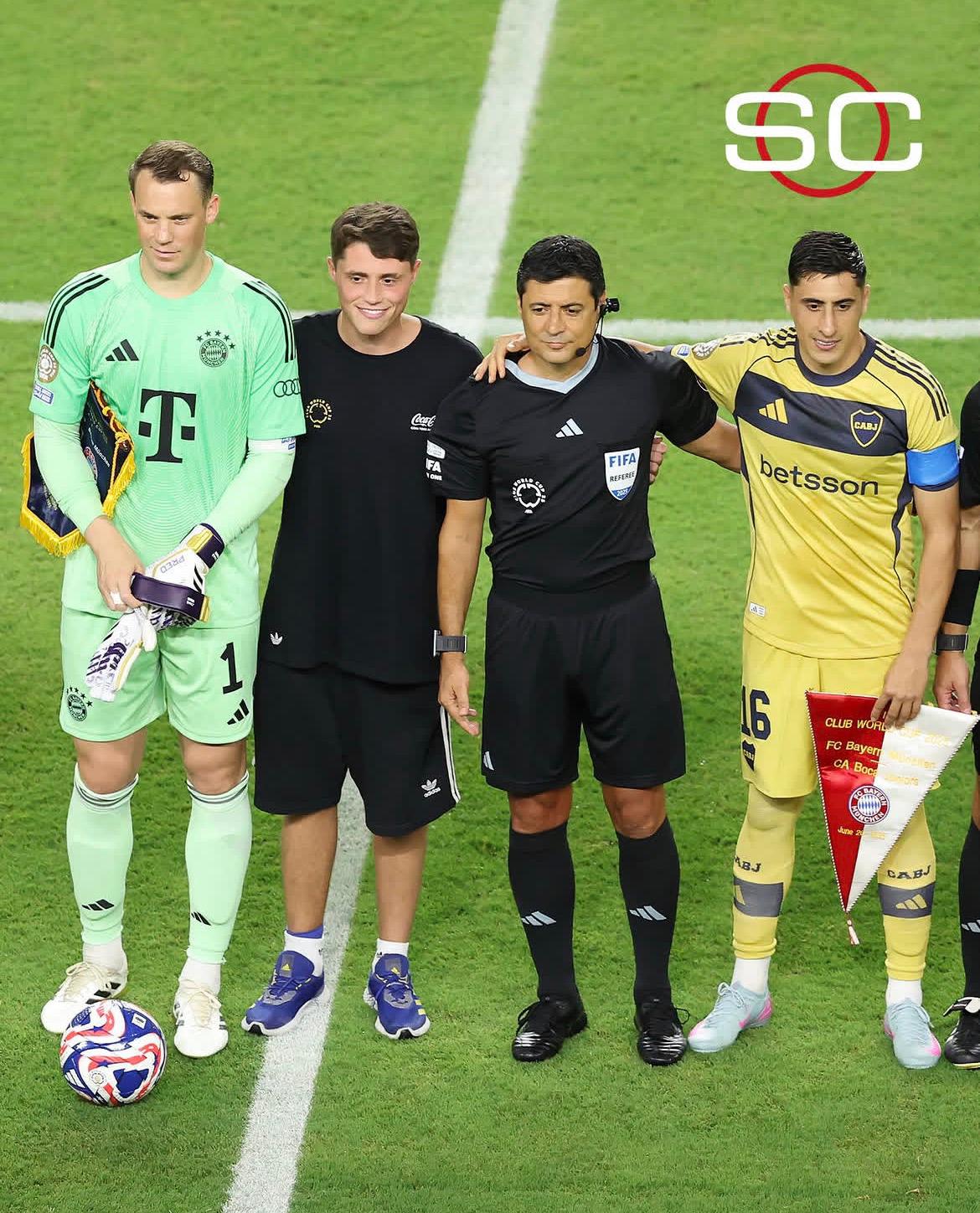 Owen Pelle en el coin toss del partido Boca Juniors vs Bayern Munich — FIFA Club World Cup, Miami